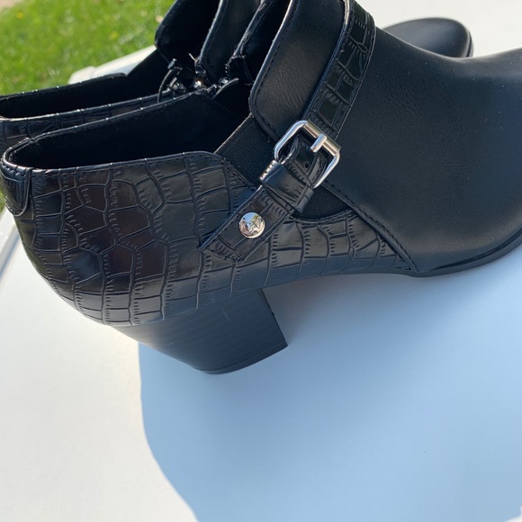 Gloria Vanderbilt Shoes - Picture 6 of 10